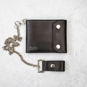 Cartera grabada Cartera de cuero personalizada con cadena y inicial Cartera de motociclista con cadena Cartera de cuero auténtica personalizada para hombre