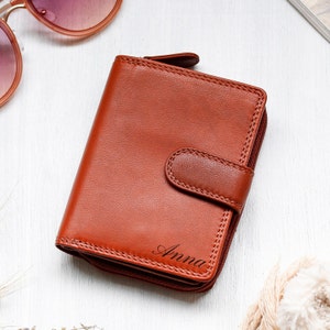 Monedero de cuero marrón, cartera triple de cuero para mujer, accesorios con monograma para ella, regalo hecho a mano para esposa, elegantes accesorios de cuero.