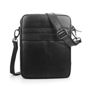 Könnte beinhalten: Eine schwarze Ledertasche mit einem langen, verstellbaren Trageriemen. Die Tasche hat einen Klappverschluss und eine Fronttasche.