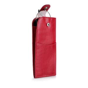 Könnte beinhalten: Ein rotes Leder-Brillenetui mit Druckknopfverschluss. Das rechteckige Etui hat eine Tasche auf der Vorderseite und enthält eine Brille mit rundem Rahmen. Das Etui dient zum Schutz von Brillen.