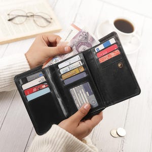 Cartera RFID para tarjetas de crédito, monedero con cremallera, ideal como regalo para mamá, de cuero negro, personalizada.
