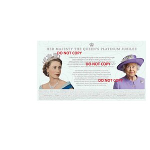 Queen Elizabeth II Platinum Jubilee memorabilia - bladwijzerkaart omsloten door speciale envelop