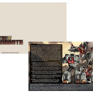 Pode incluir: Uma ilustração colorida de cinco robôs dinossauros, conhecidos como os Dinobots, da franquia Transformers. Os Dinobots são representados em suas formas de robô, com um esquema de cores cinza e vermelho. O texto "THE DINOBOTS" é exibido em negrito, em laranja, na parte superior da imagem.