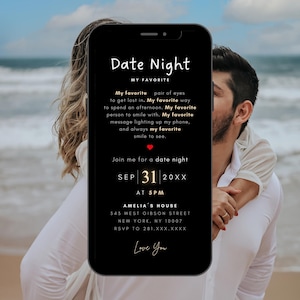 Könnte beinhalten: Ein schwarzer Smartphone-Bildschirm zeigt eine Einladung zum Date Night. Der Text lautet "Date Night" und enthält Datum, Uhrzeit und Ort. Im Hintergrund umarmt sich ein Paar, mit Strand und Himmel sichtbar.