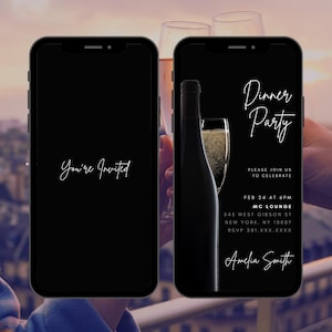 Puede incluir: Dos smartphones negros que muestran diseños de invitación. Un teléfono muestra "You're Invited" en escritura blanca. El otro teléfono muestra los detalles de la "Dinner Party", incluyendo fecha, hora, lugar e información de RSVP, con una botella y una copa de champán.