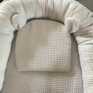 Plat baby draagt hoofdkussen