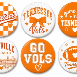 Könnte beinhalten: Ein Set aus sechs runden Ansteckbuttons mit orange-weißen Designs. Die Buttons zeigen Texte wie Tennessee, Vols, Knoxville und Go Vols sowie Grafiken eines Karomusters, einer Schleife, eines Footballs und einer Stadtsilhouette.