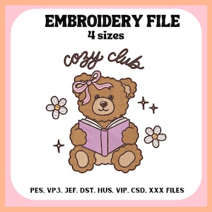 Puede incluir: Diseño de archivo de bordado con un oso de peluche marrón leyendo un libro con una cubierta rosa. El oso tiene un lazo rosa y está rodeado de flores y estrellas. El texto "cozy club" está encima del oso.