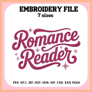 Puede incluir: Archivo de bordado digital con el texto "Romance Reader" en rosa oscuro, en una fuente cursiva adornada con estrellas. El archivo incluye 7 tamaños y varios formatos. El texto "EMBROIDERY FILE" está en la parte superior.