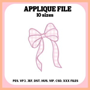 Puede incluir: Un archivo de aplique digital con un lazo rosa de cuadros vichy con largas cintas. El texto "APPLIQUE FILE" y "10 tamaños" están en la parte superior. El texto inferior incluye tipos de archivo: PES, VP3, JEF, DST, HUS, VIP, CSD y XXX FILES.