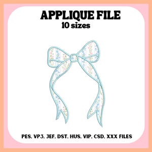 Pode incluir: Um arquivo de aplicação digital com um design de laço com padrões florais em azul claro, rosa e verde. O texto "APPLIQUE FILE" e "10 sizes" são exibidos na parte superior. Os formatos de arquivo estão listados na parte inferior.