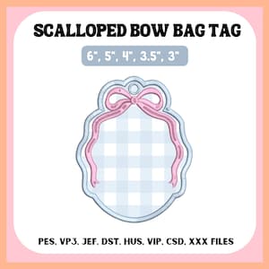 Könnte beinhalten: Ein wellenförmiger Taschenanhänger mit einer Schleife, einem hellblau-weißen Vichy-Muster und einer rosa Schleife. Der Text lautet SCALLOPED BOW BAG TAG, 6", 5", 4", 3.5", 3" sowie PES, VP3, JEF, DST, HUS, VIP, CSD, XXX FILES.