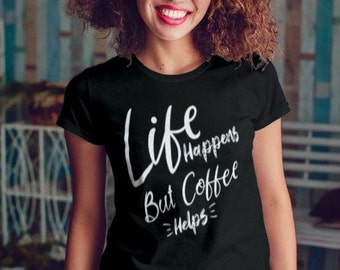Livet händer, men kaffe hjälper - Kortärmad t-shirt i jersey
