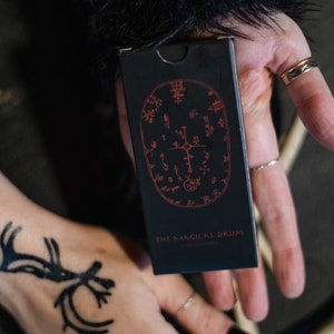 IN OFFERTA The Magical Drum Oracle Deck - Edizione Blood - Formato tascabile - Resistente alle intemperie