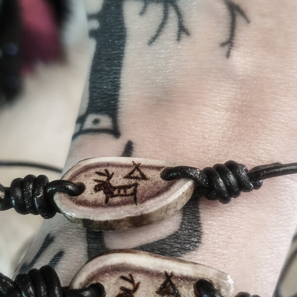 Bracelet pétroglyphes en bois de renne, sorcellerie sami