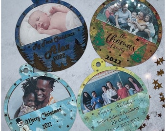 Könnte beinhalten: Vier hölzerne Weihnachtsschmuckstücke mit Familienfotos. Eines trägt die Aufschrift "My First Christmas Alex 2022", ein anderes "The Thomas Family 2022", ein drittes "Merry Christmas 2022" und das letzte "Happy Holidays Butler School Academy 7th Grade Class of 2022-2023 2022".