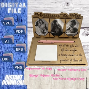 Könnte beinhalten: Ein Holz-Bilderrahmen mit drei Fächern für Fotos. Der Rahmen trägt den Text "Mommy & Me" oben und den Text "Best Mom Ever" und "Our First Mother's Day" unten. Der Rahmen enthält auch einen kleinen Notizblock und einen Stift.