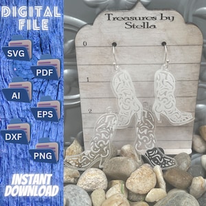 Può includere: Orecchini a forma di stivale da cowboy in acrilico trasparente con dettagli incisi. Gli orecchini sono esposti su un supporto in legno con la scritta "Treasures by Stella". L'immagine include anche icone di file digitali e le parole "DIGITAL FILE" e "INSTANT DOWNLOAD".