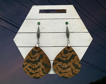 Pendientes de murciélagos voladores grabados al revés de Halloween- Archivo digital SVG para Glowforge y otros cortadores