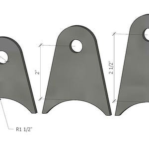 以下が含まれることがあります： 直径1/2インチの穴が空いた金属製のブラケットが3つ。ブラケットの高さは1 1/2インチ、2インチ、2 1/2インチ。各ブラケットの半径は1 1/2インチです。