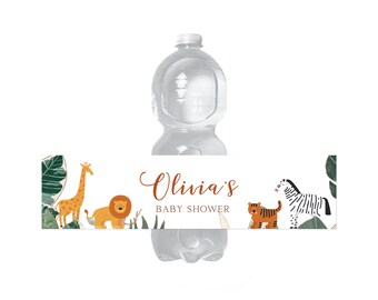 Op de afbeelding: Waterfleslabel met een jungle thema. Het label toont een giraffe, een leeuw, een tijger en een zebra met groene bladeren. De tekst op het label luidt "Olivia's Baby Shower".