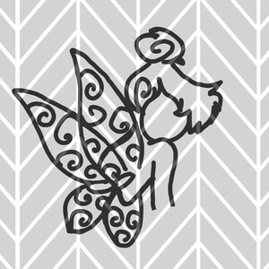 Può includere: Un disegno in bianco e nero di una fata con i capelli ricci e le ali. Le ali sono decorate con spirali.