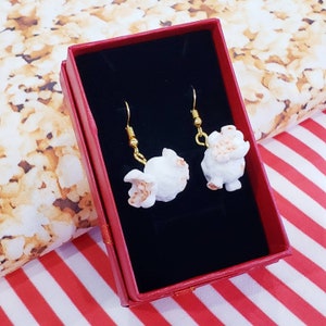 Popcorn earrings / Realistic looking / Resin and hand painted - movie night.