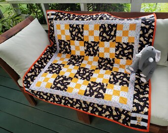 Friendly Giraffes crib quilt