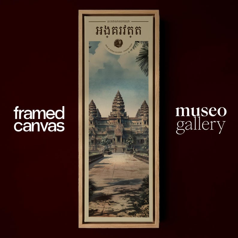 Pu&ograve; includere: Una stampa su tela incorniciata verticale con un'illustrazione del complesso del tempio di Angkor Wat. L'opera mostra le torri in pietra sotto un cielo blu con foglie di palma in alto. Il testo "framed canvas" e "museo gallery" appare sui lati.