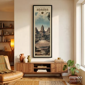 Pu&ograve; includere: Una stampa artistica da parete incorniciata verticale che presenta un'illustrazione dettagliata del complesso del tempio di Angkor Wat in Cambogia, con testo khmer in alto, su sfondo beige chiaro, in una sottile cornice nera.