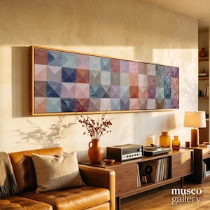 Puede incluir: Una pieza de arte mural rectangular larga que presenta una cuadrícula de cuadrados texturizados y multicolores en tonos azul, rosa, morado y naranja, enmarcada en madera clara. La obra muestra un patrón geométrico con variaciones de color.