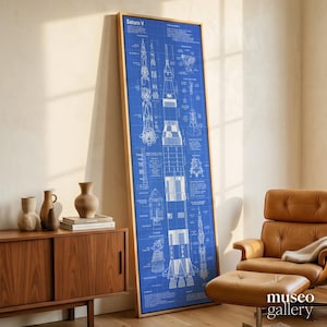 Peut inclure: Une grande affiche encadrée de forme rectangulaire présentant un plan technique bleu et blanc de la fusée Saturn V. L'impression affiche des dessins au trait détaillés, des schémas structurels et des annotations techniques des composants.
