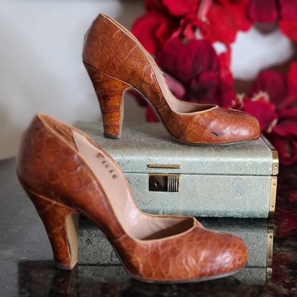 Vintage 1940's Genuine Embossed Leather Bump Toe Pumps, Women's Shoes Size 4.5, Retro 1940's 50's Couture Clothing Accessories