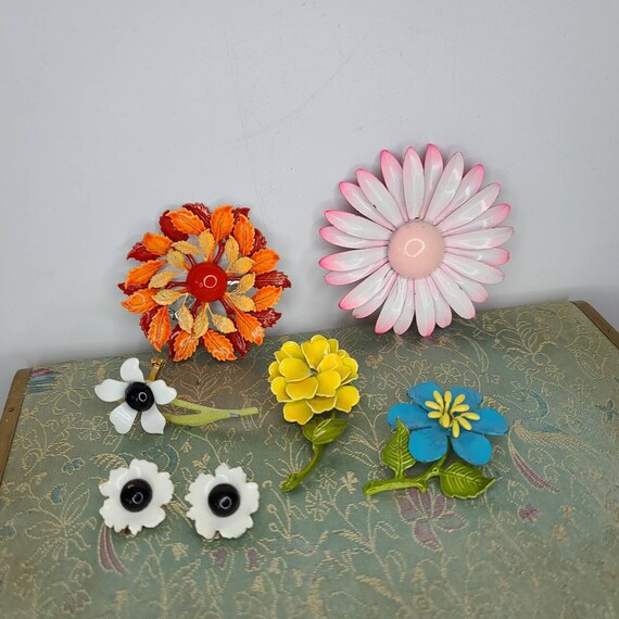 1960s 70s MOD POWER Enamel Flower Pins Colorful Vivid Brooches