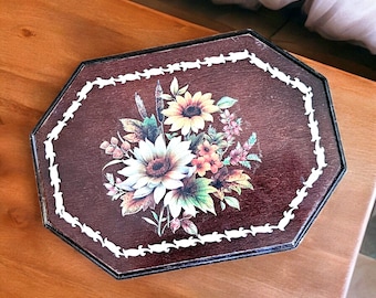 Vintage houten langwerpige achthoekige sieradendoos met spiegel en fluwelen voering aan de binnenkant, madeliefjes wilde bloemen Cattails