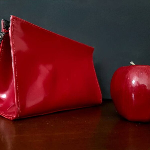 Sac de maquillage rouge Paloma Picasso des années 1990 Fermeture éclair noire Cuir végétalien Zip Top Rétro Hollywood Glamour