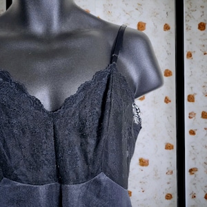 Vtg Large Black Slip Lace Bust Sheer Nylon Size 36 L, EXCELLENT CONDITION Vanity Fair Dupont Nylon Antron III 1970s 80s
