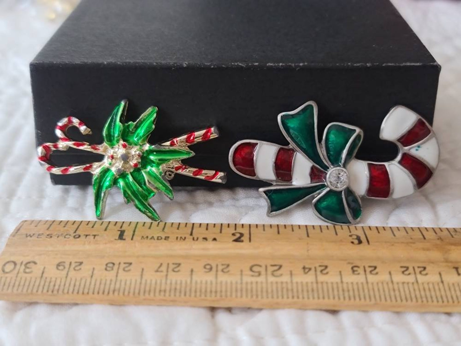 Broche Vintage En Forme De Fraise - Argent, Émail Rouge/Vert Et Strass - Thème Noël - Occasion