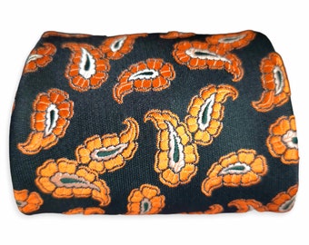 Cravate large en polyester des années 70 noire avec cravate Orange Paisley Kipper