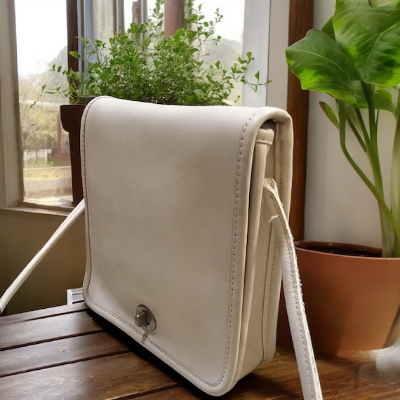 1980s Coach Compact Pouch in Bone, Flap With Brass Turnlock