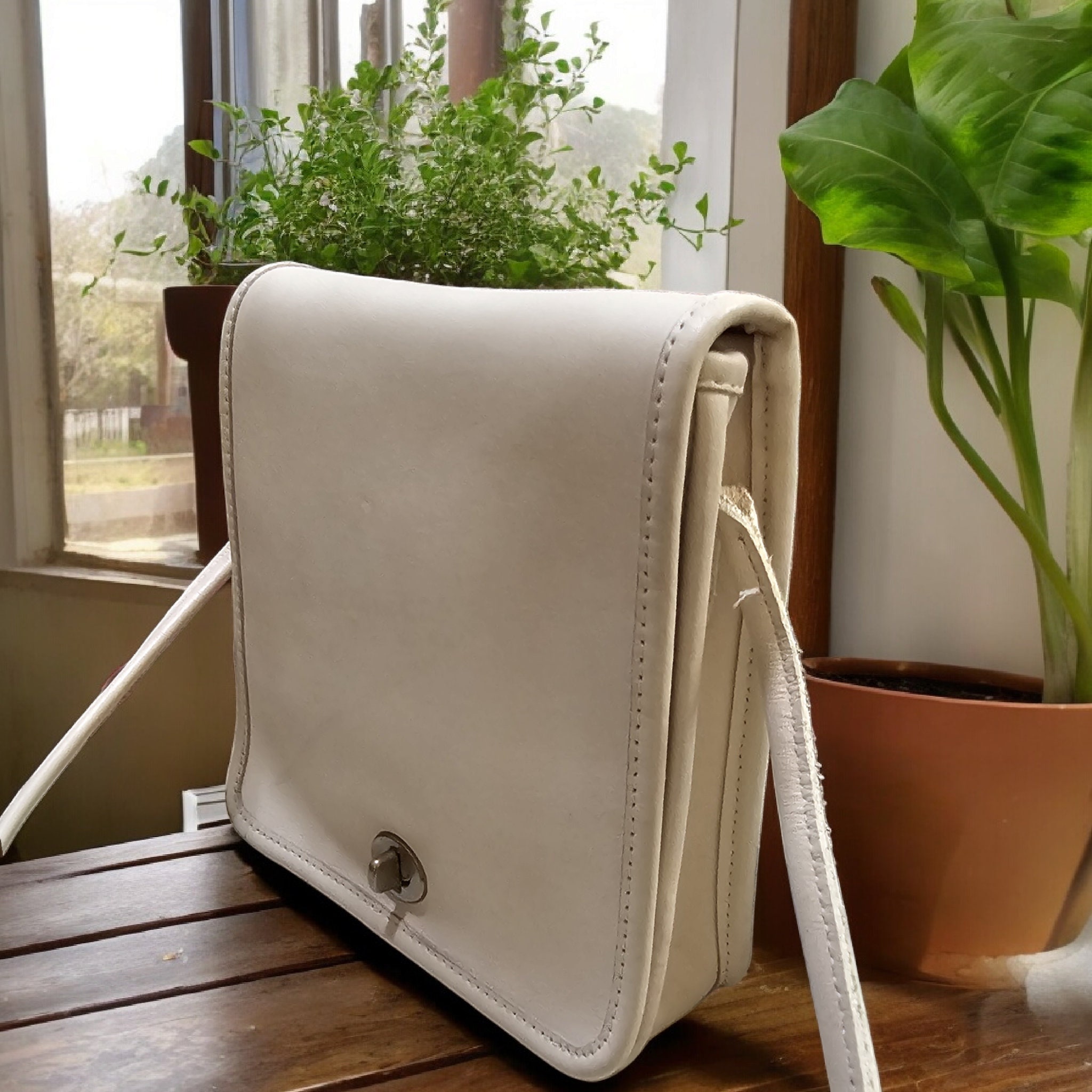 1980s Coach Compact Pouch in Bone, Flap With Brass Turnlock