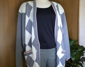 Vintage Oversized Argyle Cardigan Gray Pink White Diamonds Knitted Lambs Wool Blend Raglan Sleeve Shoulder Pads EXCELLENT Condition