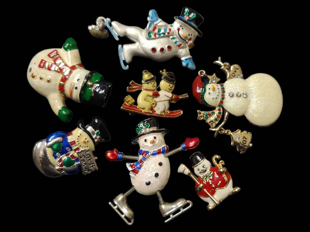 Père Noël Avec Bonhomme De Neige Et Sapin De Noël Décoré | Vecteur Gratuite