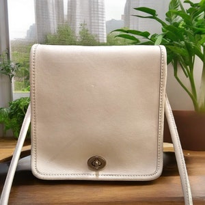 1980s Coach Compact Pouch in Bone, Style 9620 Made in New York City USA