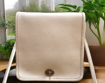 1980s Coach Compact Pouch in Bone, Flap With Brass Turnlock