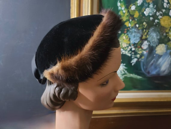1930's 40's Black Velvet Calot Mink Fur Trim Halo… - image 1