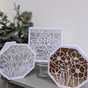 Elegante tarjeta floral / Loto, tulipán y flores silvestres / Plateada y dorada / Minimalista / Para el Día de la Madre, un cumpleaños o simplemente porque sí