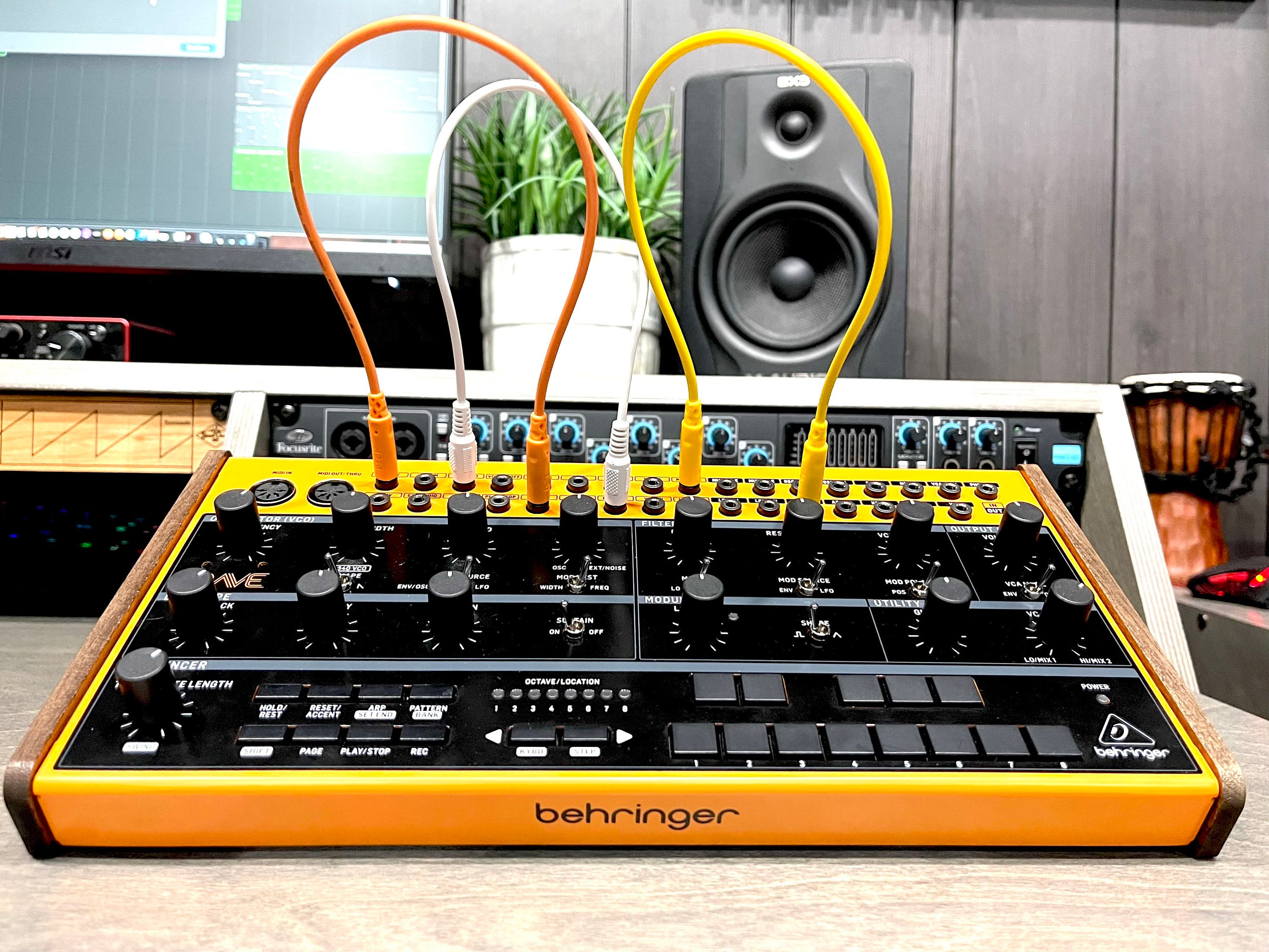Behringer Crave スタンド ソリッド ウォルナット 2 ポジション Behringer Crave スタンド ソリッド ウォルナット 2 ポジション