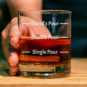 Verre à whisky personnalisé de 11 oz, étagère en verre personnalisée gravée à l'ancienne, idée cadeau ligne de coulée, personnalisé pour lui, simple versement, double versement