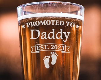 New Dad Pregnancy Announcement - New Dad Gift - Promoted to Daddy Est 2023 - Dad Pint Glass - Gift For New Father - Personalized Beer Glass